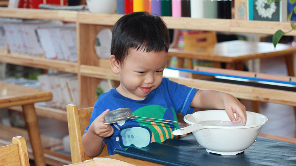 Luyện trí thông minh với khối tam thức Montessori