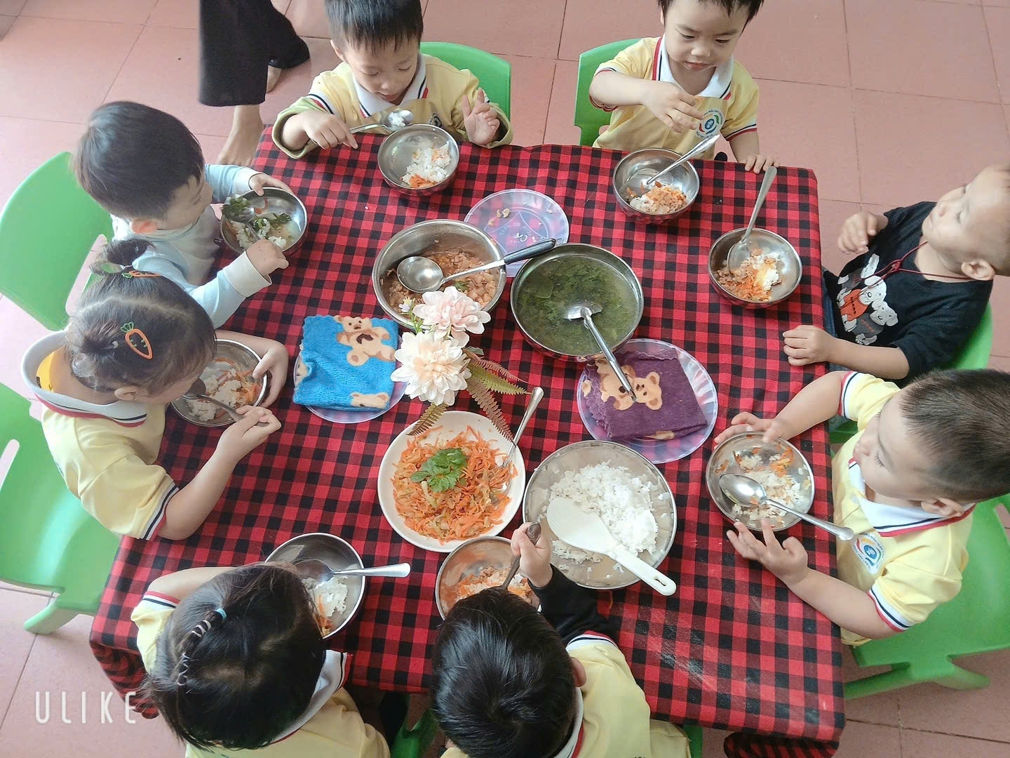 TỔ CHỨC BỮA ĂN GIA ĐÌNH CHO TRẺ TẠI TRƯỜNG MẪU GIÁO TÂN THANH